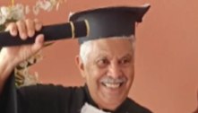 Idoso de 78 anos se forma em universidade após ter filho como professor em Varginha (MG)