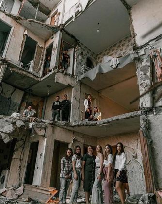 Não só escolas mas hospitais e outros prédios públicos também ficaram marcados pela guerra, que destrói dia após dia mais edificações na Ucrânia
