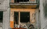 Os cenários para as fotos mostram a nova realidade dos estudantes ucranianos. Jovens por todo o país tiveram escolas destruídas e aulas canceladas pelo confronto armado na Ucrânia