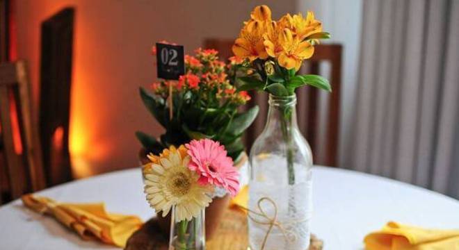 Forme um lindo arranjo de gérbera e decore o centro de mesa