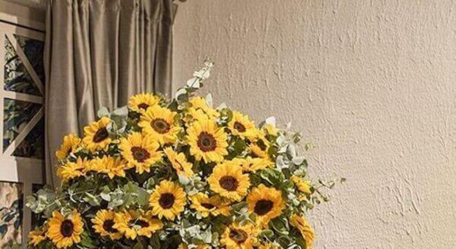 Forme um lindo arranjo floral para a mesa do bolo