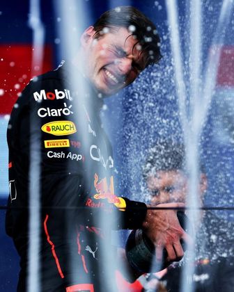 Max VerstappenO primeiro título do holandês aconteceu em 2021, já pilotando pela Red Bull. Com dez vitórias e 395,5 pontos, Verstappen garantiu a primeira colocação na classificação do Campeonato de Pilotos
