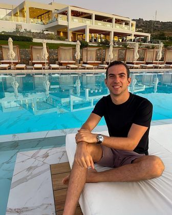 Nicholas Latifi, da Williams, viajou para Creta, a maior ilha da Grécia, com a namorada, a modelo Sandra Dziwiszek. Lá, eles aproveitaram a estadia em um luxuoso resort