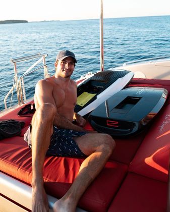 O companheiro de equipe de Leclerc, Carlos Sainz, passou dias de sol em Maiorca, na Espanha. O piloto da Ferrari curtiu as férias com amigos e a namorada, Isa Hernáez