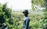 O ídolo britânico visitou Ruanda, país na África Oriental, onde fez uma trilha por áreas verdes e encontrou gorilas. 'Que visão foi vê-los em seu habitat, relaxados e protegidos pela comunidade ao seu redor', comentou Hamilton 