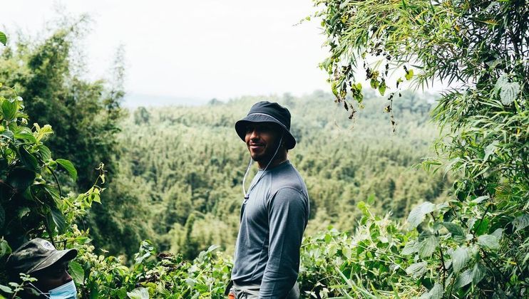 O ídolo britânico visitou Ruanda, país na África Oriental, onde fez uma trilha por áreas verdes e encontrou gorilas. 
