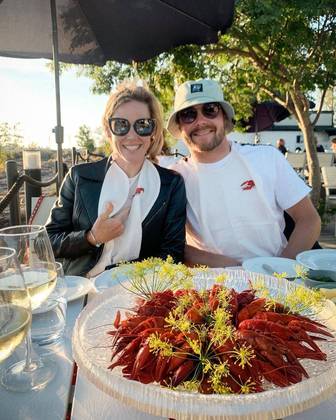 Valtteri Bottas e a namorada, a australiana Tiffany Cromwell, aproveitaram o período de lagostas na Finlândia para saborear o prato durante as férias