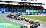 Os carros no 'S do Senna' logo após a largada nesta tarde de domingo, em Interlagos