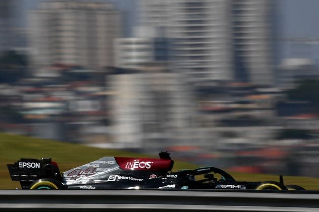 Já na terceira posição, Hamilton travou uma boa batalha com Perez pelo segundo lugar. Na 18ª volta, o atual campeão mundial ultrapassou o piloto da Red Bull. Ainda na mesma volta, na reta oposta, Perez superou a Mercedes do rival, reassumindo o segundo lugar. Então, na 19ª volta, Hamilton uma vez mais ultrapassou o mexicano na reta dos boxes, ganhando assim definitivamente o segundo lugar