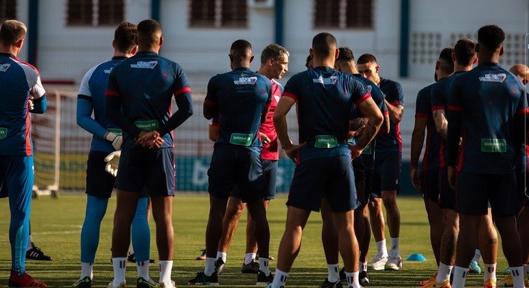 Vojvoda conversa com os jogadores do Fortaleza no treino visando o Palmeiras no Allianz