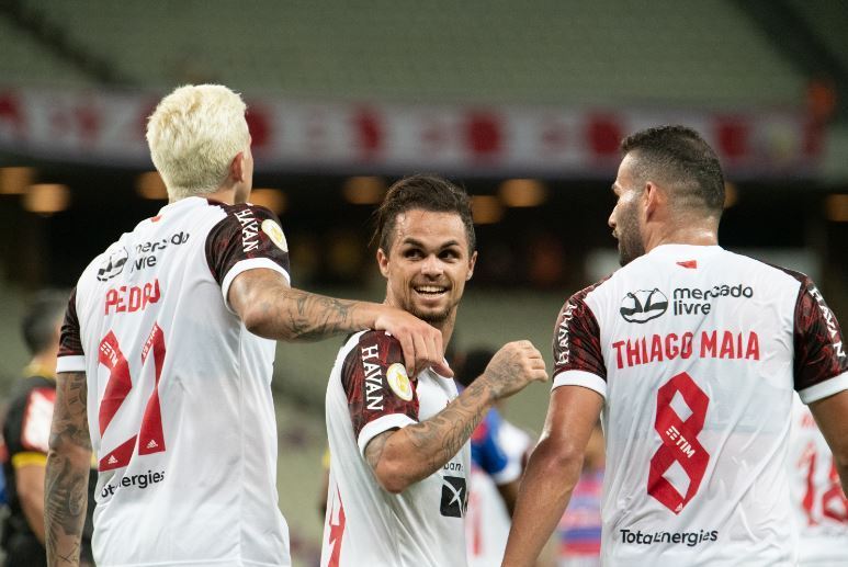 Michael comemora. Mais dois gols seus. Renato Gaúcho recuperou o jogador