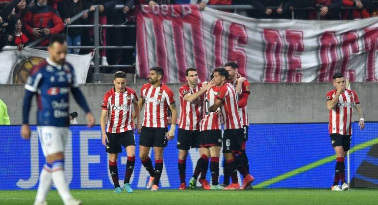 Estudiantes aproveitou superioridade numérica e bateu o Fortaleza por 3 a 0