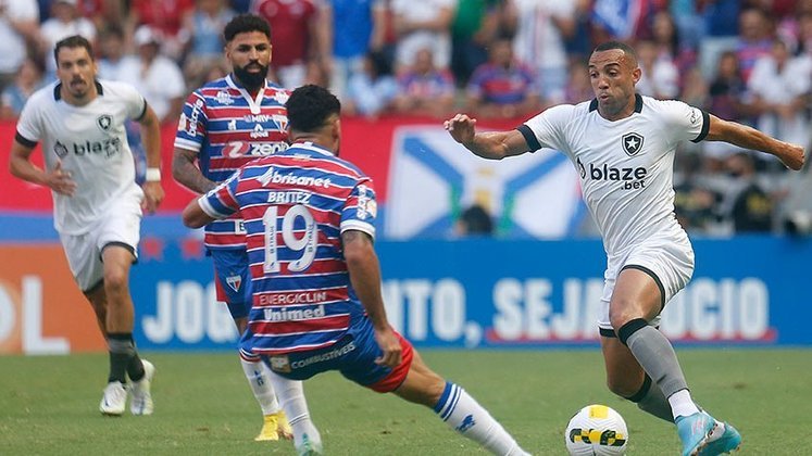 Fortaleza: Sobe - Pressionou bem o Botafogo no 2° tempo, adquirindo bastante volume no campo de ataque. Desce - Foi dominado no 1° tempo, o que foi determinante para o resultado.