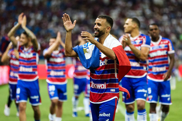 Os jogadores comemoram muito a classificação para a decisão ao lado do torcedor, que lotou a Arena Castelão para apoiar o clube nesta terça