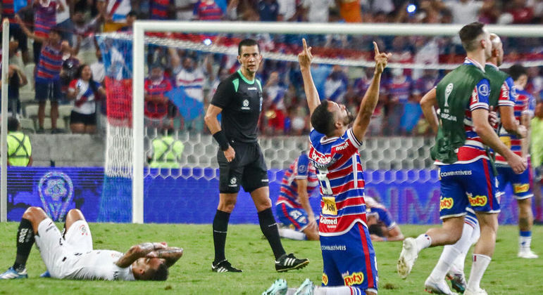 Justiça. O Fortaleza ocupa o seu lugar. Finalista da Sul-Americana. O Corinthians, o seu. Eliminado