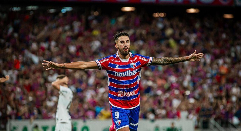 Pikachu comemora o gol da vitória do Fortaleza contra o Corinthians. Resultado mais que justo