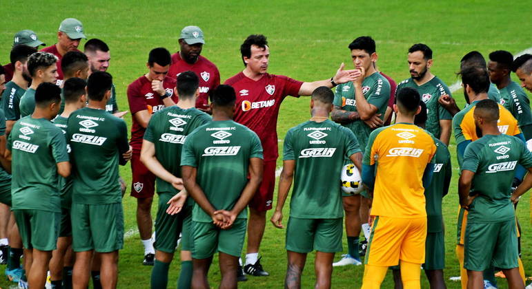 Técnico Fernando Diniz conversa com jogadores do Fluminense em treino no Ceará