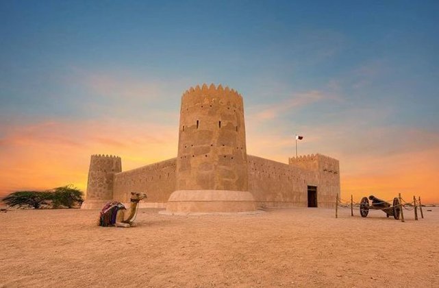 Forte de Al Wajbah - Construído no fim do século XVIII, foi local de grandes batalhas entre o povo local e os invasores otomanos. A 15 km de Doha, o forte tem quatro torres. Ali são realizadas exposições de armas e sobre a história do Qatar.
