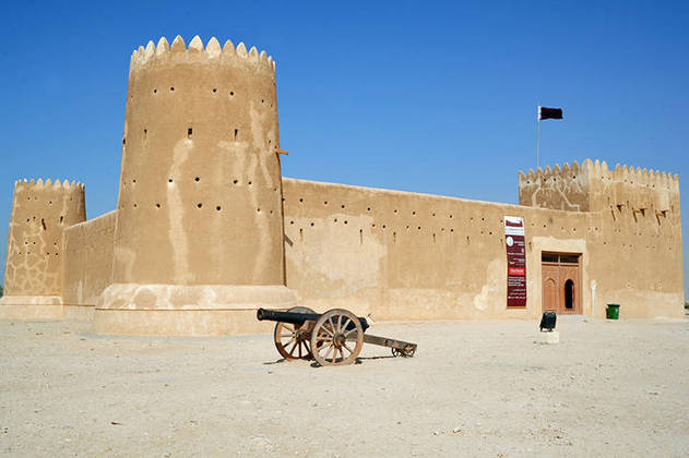 Forte de Al Zubara - A grande fortaleza, com três torres circulares e uma torre retangular, fica na cidade desértica homônima, a 105 km da capital. O forte foi construído em 1938 para funcionar como posto de vigilância e agora é um museu, patrimônio mundial da Unesco.  
