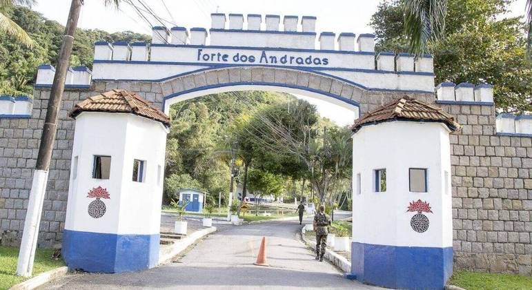 Forte dos AndradasO Forte dos Andradas foi o último a ser construído no Brasil, em 1942. Ele fica no morro do Monduba, localizado entre a praia do Monduba e a do Bueno. O ponto tem túneis com várias galerias nas rochas do morro. A entrada é permitida apenas com autorização prévia do Exército local