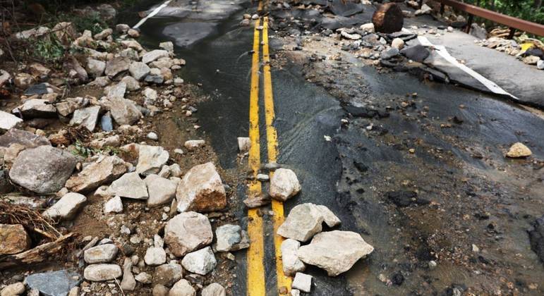 Uma estrada severamente danificada é fechada em Highland Falls, em Nova York (EUA)