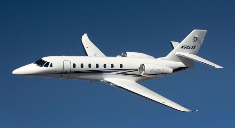 Para viagens mais longas, Ney tem a solução! Ele possui um Cessna 680 Citation, construído em 2008, avaliado em R$ 80 milhões. O jato tem capacidade para transportar até 12 passageiros, chega a 980 km/h e tem alcance de voo de 5.400 quilômetros. Ou seja, da França para o Brasil, é preciso fazer uma parada