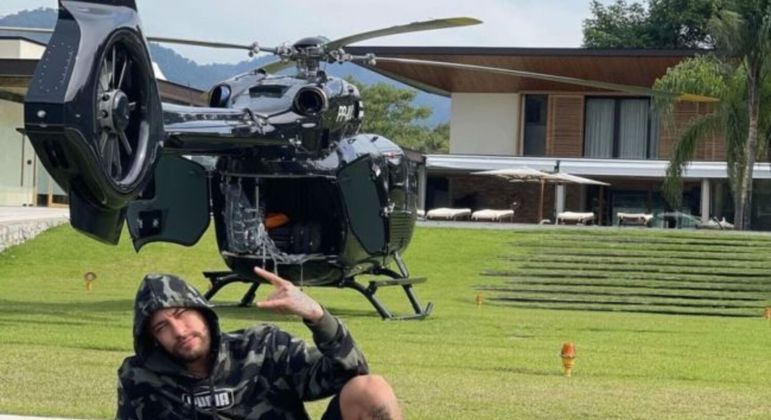 Para não gastar com passagens, Neymar resolveu comprar um helicóptero poderoso para decidir quando ir e vir. A aeronave, um BK-117 D2 da Airbus, é avaliada em R$ 50 milhões e tem capacidade para dez pessoas. O modelo de Neymar é personalizado com as iniciais do nome do jogador 