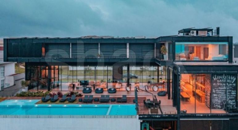 O jogador comprou, em dezembro de 2021, uma mansão de R$ 20 milhões em Alphaville, em São Paulo. O imóvel está localizado em um condomínio de luxo, e a área da residência possui 1.500 m², com seis suítes distribuídas em dois andares. Para o lazer, Neymar conta com quadra de squash, um elevador panorâmico e uma piscina