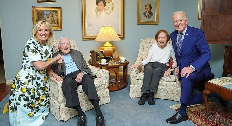 Casal Biden gigante em foto com os Carter viraliza e ...