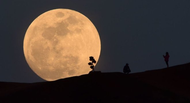 A olho nu, a Lua não revela sua geografia complexa, possível de apreciar com um telescópio