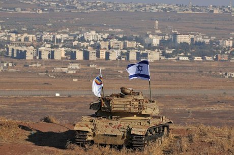 Foto de 2017 mostra uma bandeira de Israel sobre tanque nas Colinas de Golã, com vista para a fronteira com a Síria; Brasil alterou posicionamento histórico sobre disputa