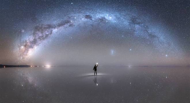  A Nasa elegeu como "foto astronômica do dia", em 22 de outubro, esta imagem da Via Láctea capturada por Jheison Huerta no Salar de Uyuni, na Bolívia