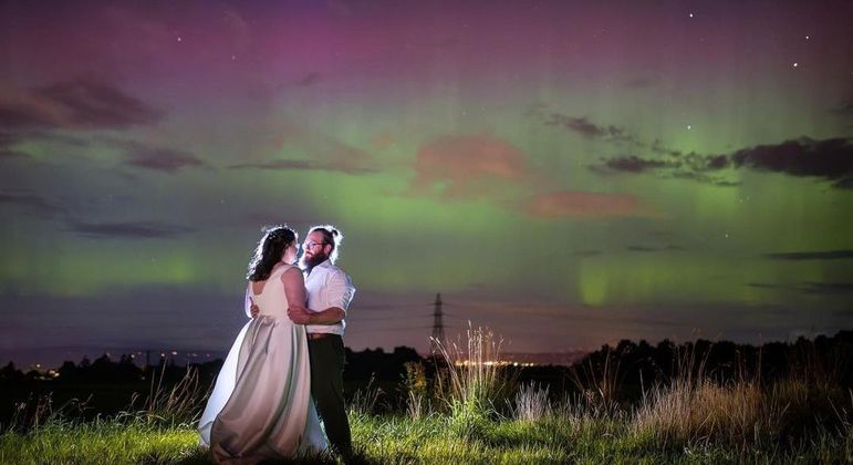 Noivos foram chamados por fotógrafo para fazer foto com aurora boreal