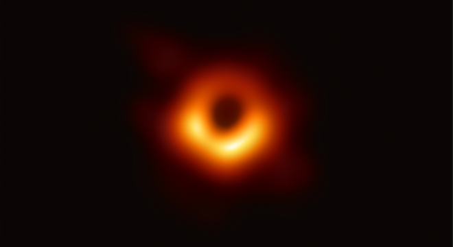 Telescope Collaboration A foto tirada pelo telescópio Event Horizon em abril de 2019 mostra o anel brilhante formado quando a luz é curvada pela intensa gravidade de um buraco negro com uma massa 6,5 ​​milhões maior que a do sol
