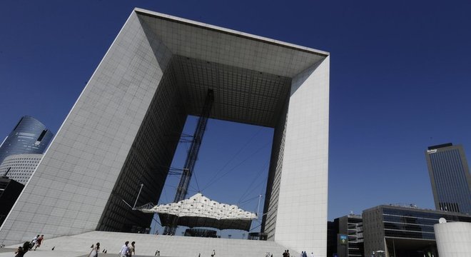 O Grande Arco de La Défense, em Paris, criado pelo arquiteto Johan Otto von Spreckleson, representa a ideia da quarta dimensão