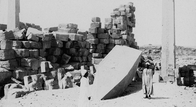 Foto de 1905 vem acompanhada de descrição que diz: 'Obelisco mais alto do Egito, no templo de Karnak... erguido pela filha de Tutemés (...) frequentemente chamada de Hatshepsut'