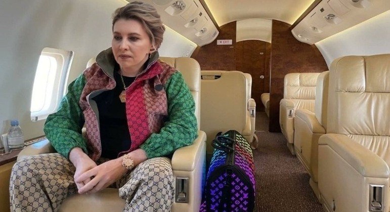 Foto em que supostamente aparece Olena Zelenska foi digitalmente alterada