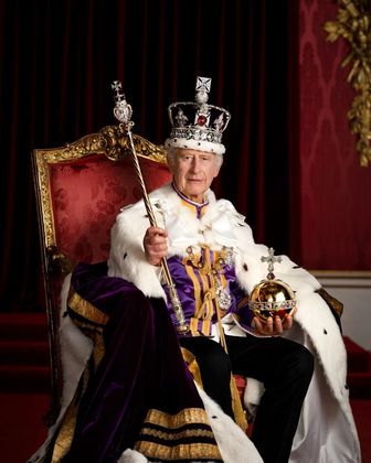 Primeiro retrato oficial do Rei Charles 3° após coroação foi postado no Instagram