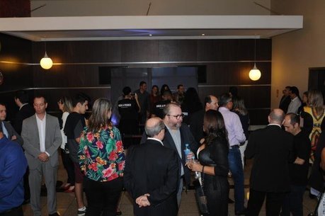 Presidente do Grupo Record RS e convidados assistem ao grande sucesso "Nada a perder – Contra Tudo. Por Todos"