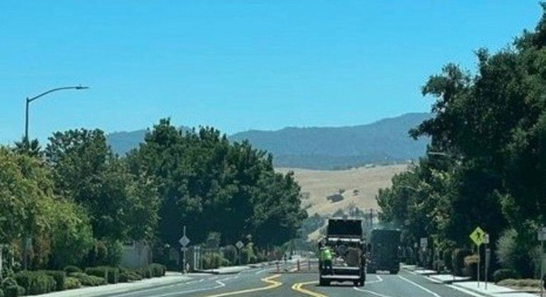 Um erro de empreiteiros contratados deixou uma estrada de uma pequena cidade da Califórnia bastante confusa