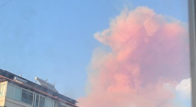 Foto tirada por brasileira em Beirute mostra fumaça rosa saindo do porto