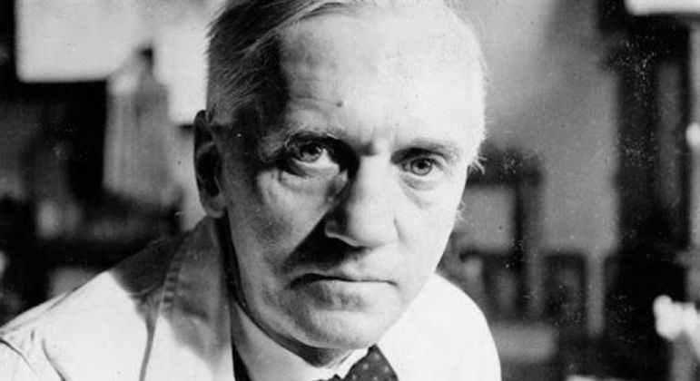 Fotografia de Alexander Flaming trabalhando para ilustração do item