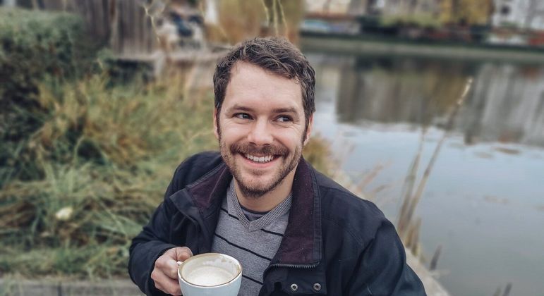 Fotografia de um homem tomando café para ilustração do item