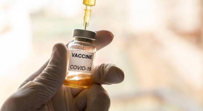 Não se sabe até o momento quanto tempo durará a proteção das vacinas contra a covid-19. Pode ser que as doses garantam imunidade pelo resto da vida ou apenas por alguns meses ou anos