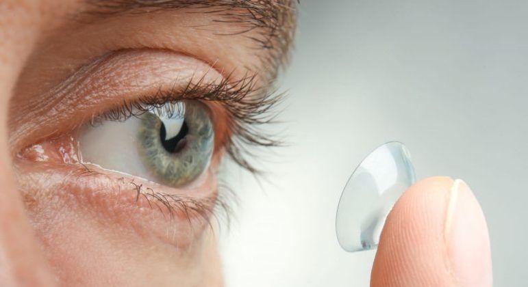 Fotografia de uma pessoa colocando lentes de contato para ilustração do item