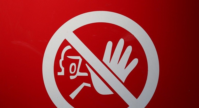 Fotografia de uma placa em negação para ilustração do item