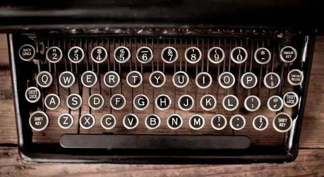Fotografia do teclado QWERTY em uma máquina de escrever