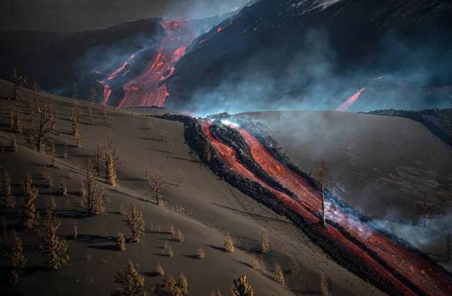 Outra imagem do portfólio de Krivic, que o fez levar a categoria, é a do vulcão Cumbre Vieja em erupção, na ilha de La Palma, mostrando o impacto na natureza em volta