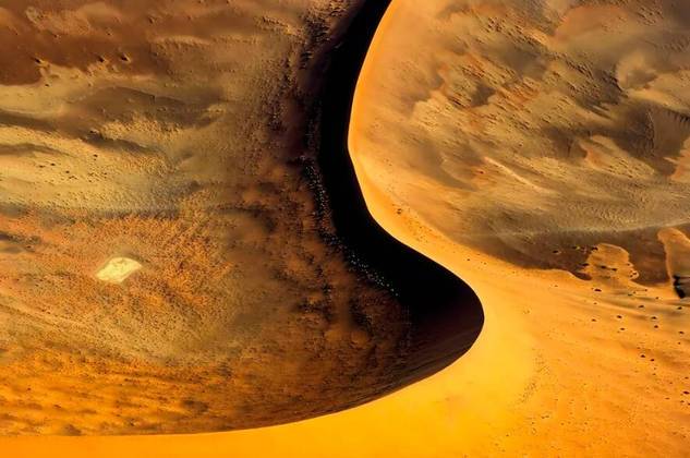 Quem venceu a categoria Desertos para Florestas Tropicais foi Jaroslav Hora, com as fotografias únicas do deserto, que mostram detalhes que transformam as fotos em verdadeiras obras de arte