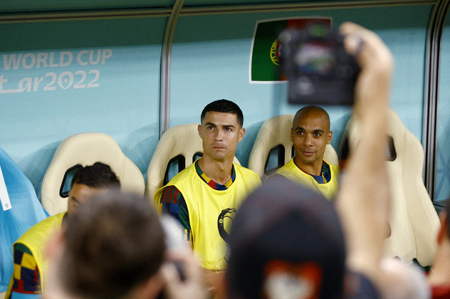 Fotógrafos estão mais preocupados com as reações de Cristiano Ronaldo no banco do que  com o jogo